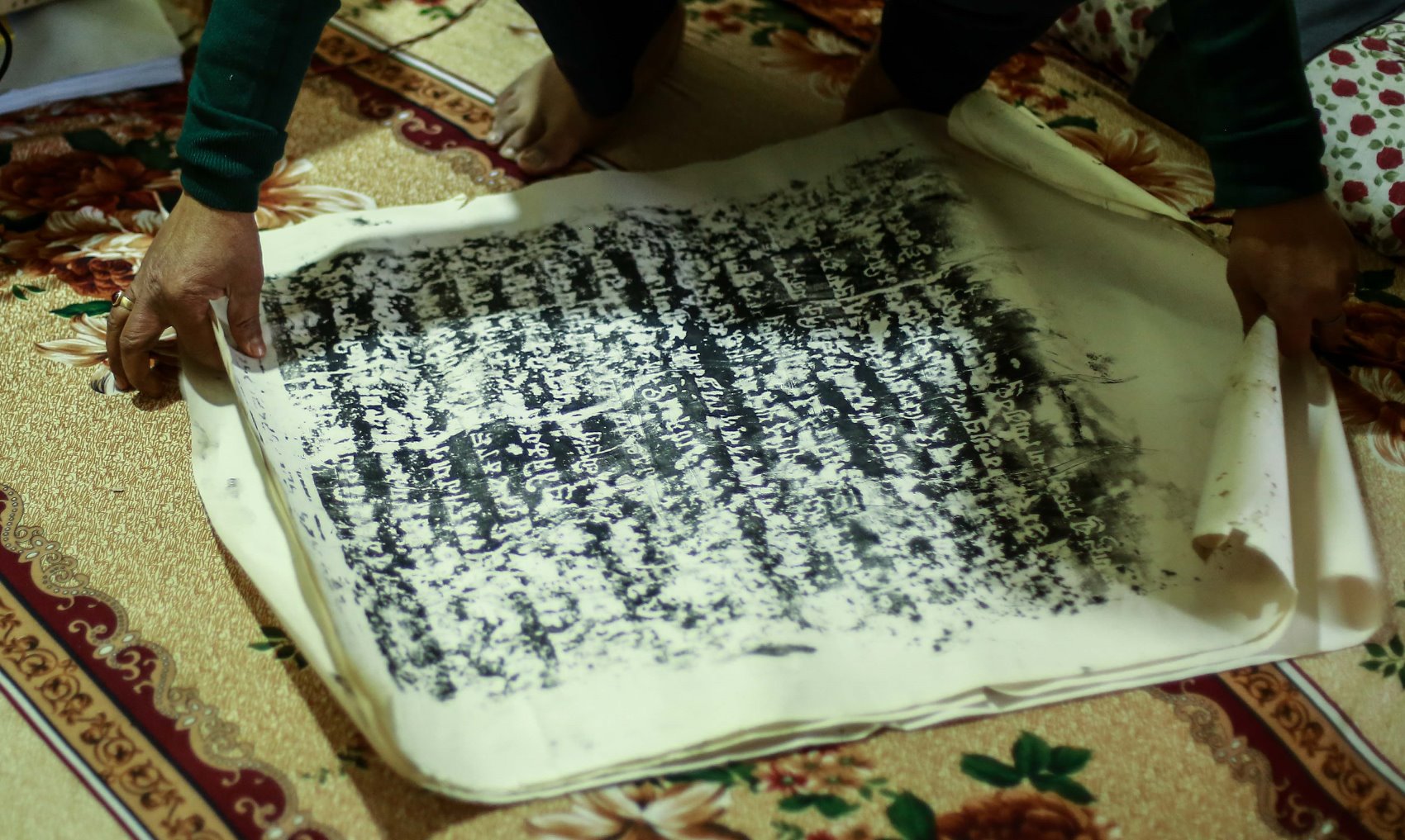 कागजमा उतारिएको शिलालेख। तस्वीर साभार: हिमालखबर