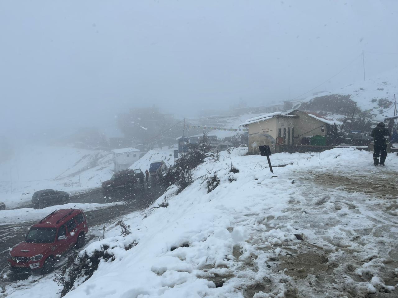 हिमपातले पर्यटकीय गतिविधि प्रभावित, यात्रा नगर्न टानको आग्रह