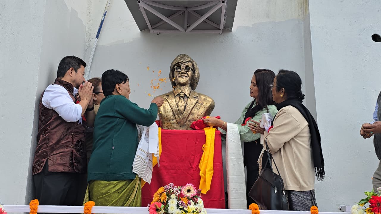 गान्तोकमा ‘माटो कवि’ जीवन थिङको मूर्ति अनावरण