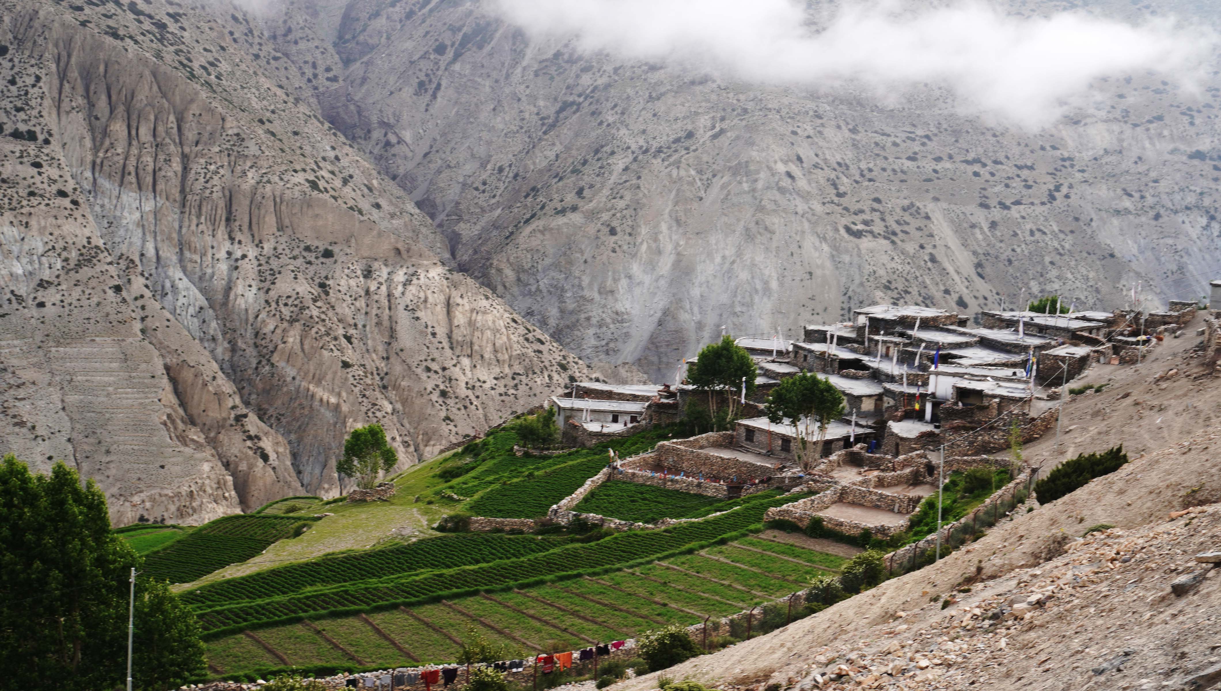 मौसमी बसाइँसराइले फेरिएको मुस्ताङको साङ्ता गाउँको वासस्थान