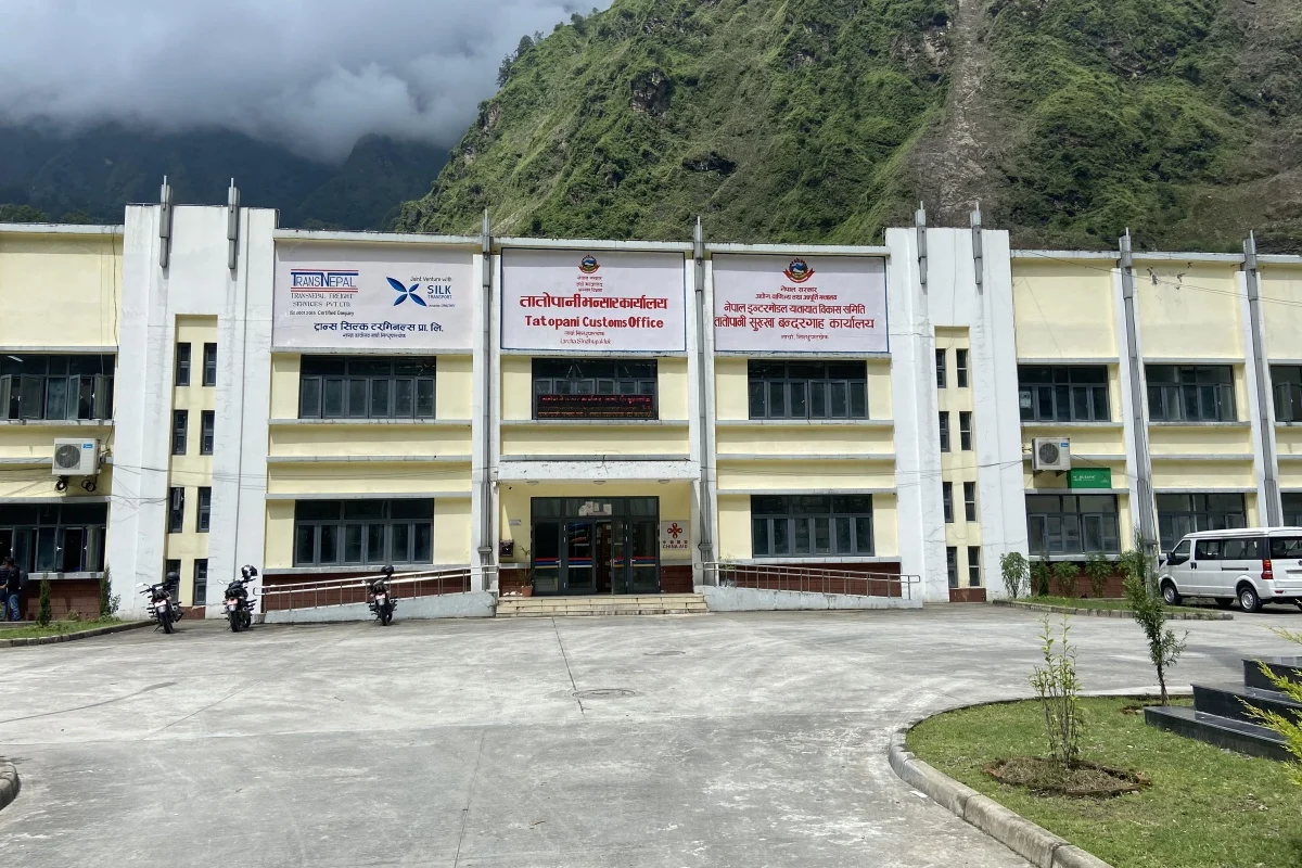 खासा क्षेत्रको वनमा भीषण डढेलो, तातोपानी नाका बन्द
