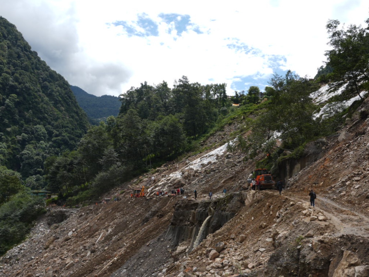 बाह्रबिसे–तातोपानी सडकको बिजोग [तस्वीरहरू]