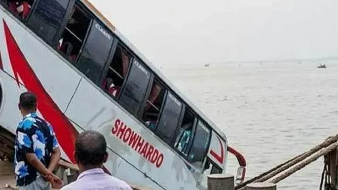 बांग्लादेशको पद्मा नदीमा बस खस्दा २६ जनाको मृत्यु