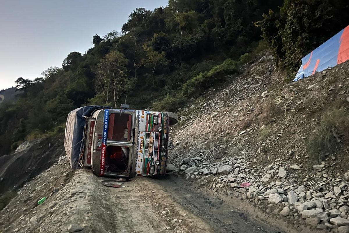 सडकमै ट्रक पल्टिएपछि कान्ति लोकपथ अवरुद्ध