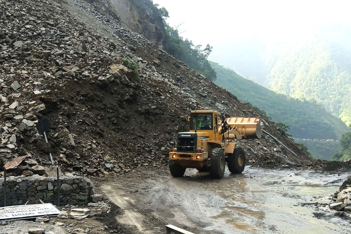 नारायणगढ–मुग्लिन सडक: तुइन खोलाको पहिरो पन्छाउन २ दिन लाग्ने