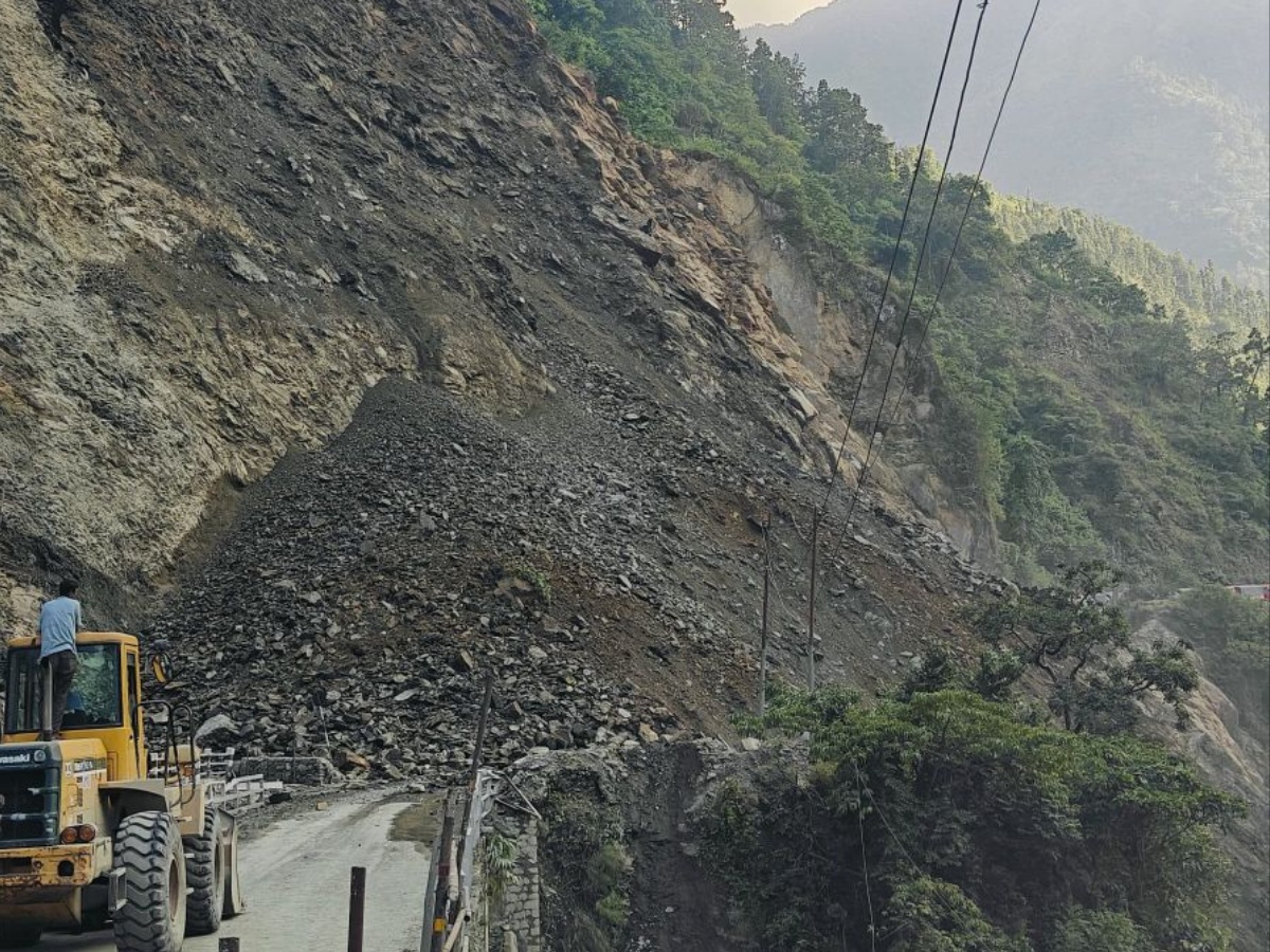 नारायणगढ-मुग्लिन सडकमा जोखिम मोलेर यात्रा नगर्न प्रशासनको आग्रह