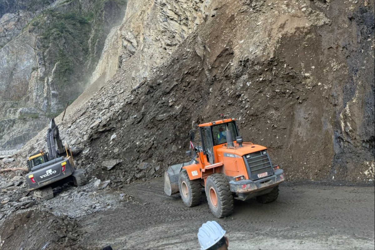 तुइन खोलामा पुनः सुक्खा पहिरो, सडक अवरुद्ध