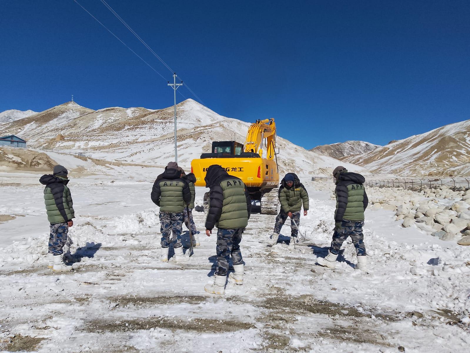 लोमान्थाङसम्म सडक खुल्यो, कोरला नाकातर्फ हिउँ पन्छाइँदै