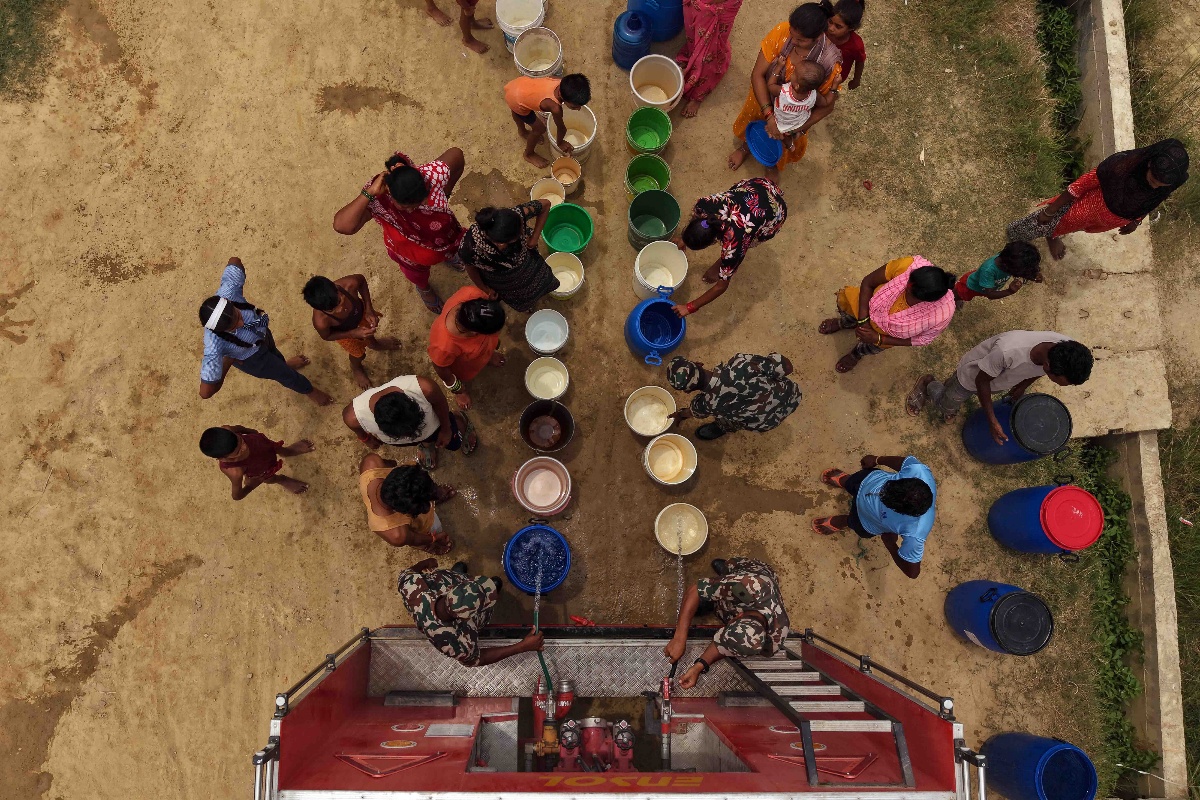 वीरगन्जमा दमकलको सहायताले पानी बाँड्दै सेना (तस्वीर)