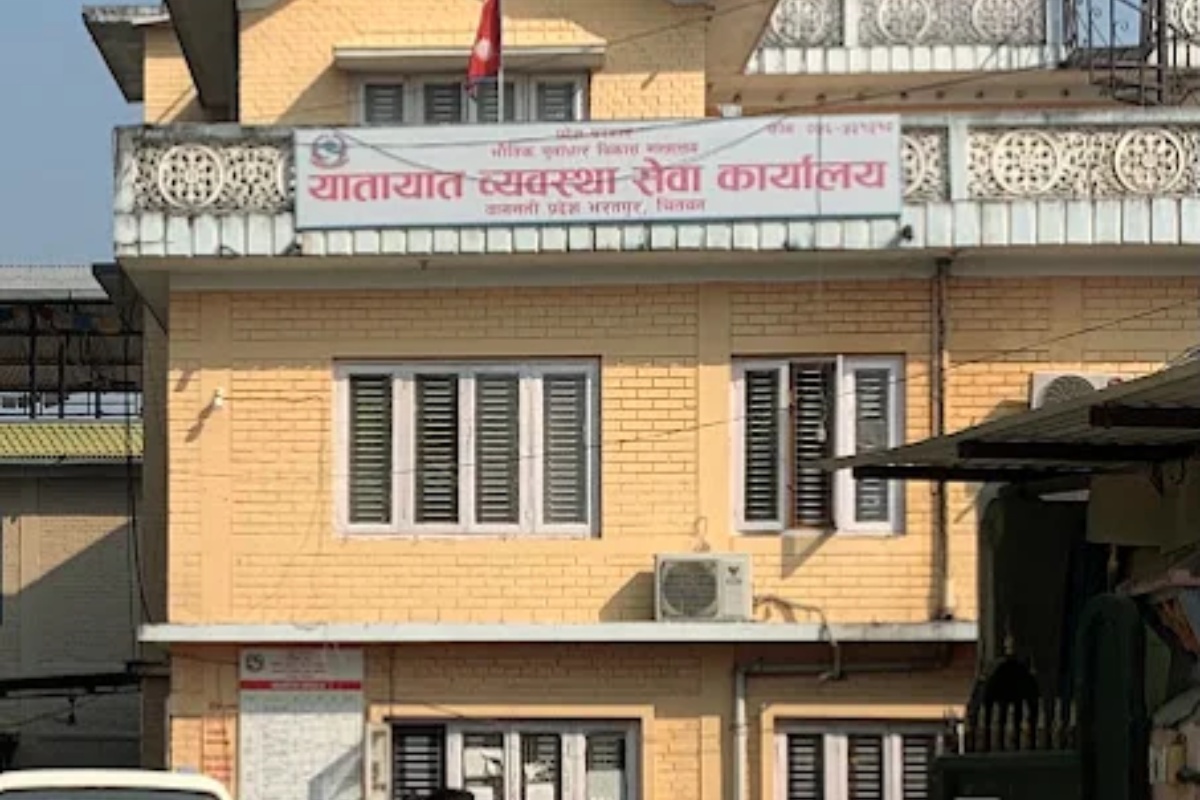 सेवाग्राही भन्छन्– पहिले कार्यालय बन्द भएर सेवा पाइएन, अहिले जरिबाना तिर्नुपर्‍यो